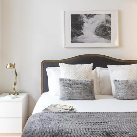 Plum Guide - La Boda Apartment