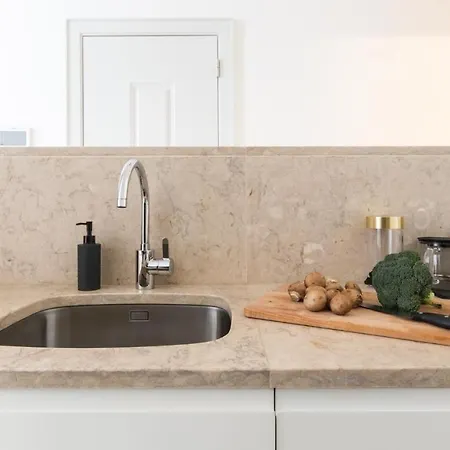 Apartment Plum Guide - La Boda *