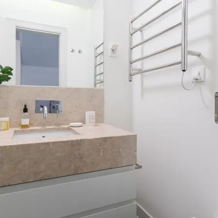 Plum Guide - La Boda Apartment *